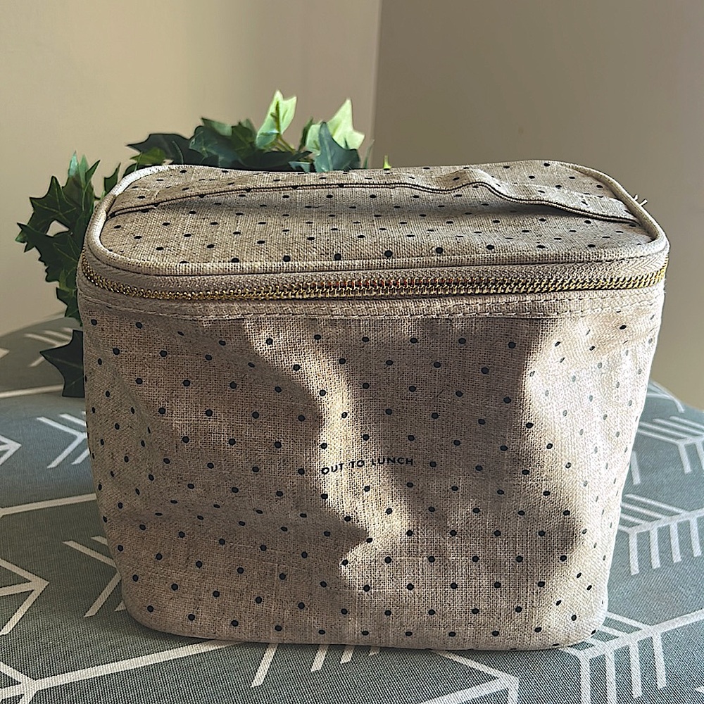 KATE SPADE ♠️ “Out to Lunch” Tan/Burlap color & black polka dots insulated tote
